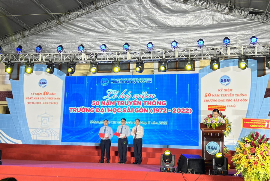 Hai cá nhân của Nhà trường được nhận Huy hiệu TPHCM. Hai cá nhân của Nhà trường được nhận Huy hiệu TPHCM.