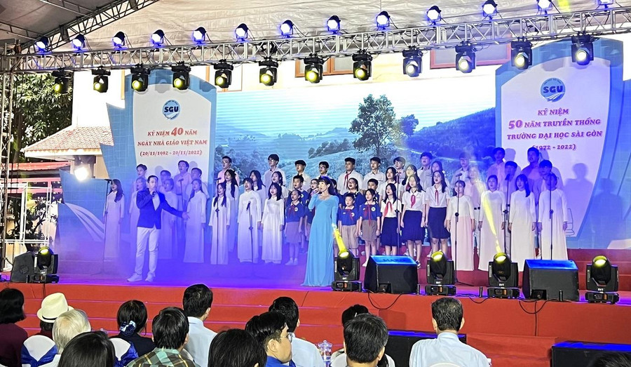 Một tiết mục văn nghệ của thầy cô và học sinh Nhà trường tại buổi lễ. Một tiết mục văn nghệ của thầy cô và học sinh Nhà trường tại buổi lễ.