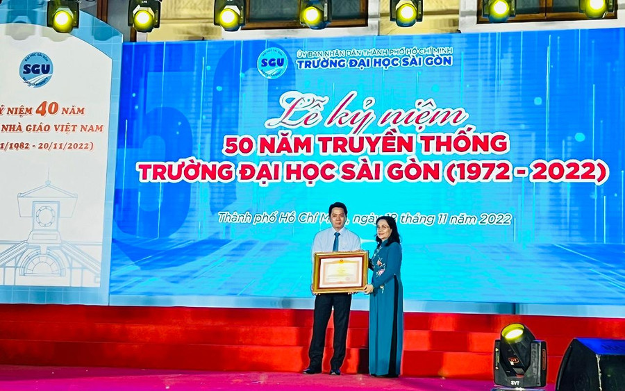 TS Võ Văn Thật, Phó hiệu trưởng Trường Đại học Sài Gòn nhận bằng khen của Thủ tướng. TS Võ Văn Thật, Phó hiệu trưởng Trường Đại học Sài Gòn nhận bằng khen của Thủ tướng.