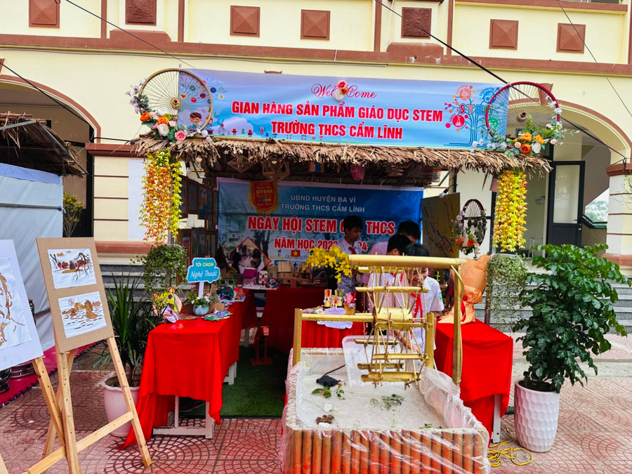 Các sản phẩm STEM của Trường THCS Cẩm Lĩnh tham gia tại ngày hội. Các sản phẩm STEM của Trường THCS Cẩm Lĩnh tham gia tại ngày hội.