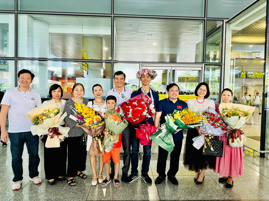 Gia đình, thầy cô luôn đón chàng trai Hoàng Tuấn Dũng ngay tại sân bay Nội Bài. Ảnh: NVCC.