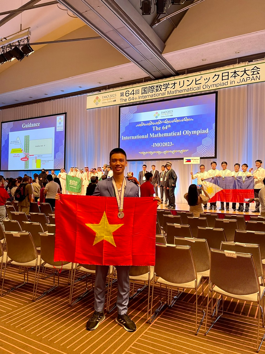 Nam sinh quê Hà Giang rất vui và tự hào khi cùng với các bạn trong đội tuyển thi đấu hết mình để giúp Việt Nam đứng thứ 6 toàn đoàn với 2 HCV, 2 HCB và 2 HCĐ. Ảnh: NVCC.