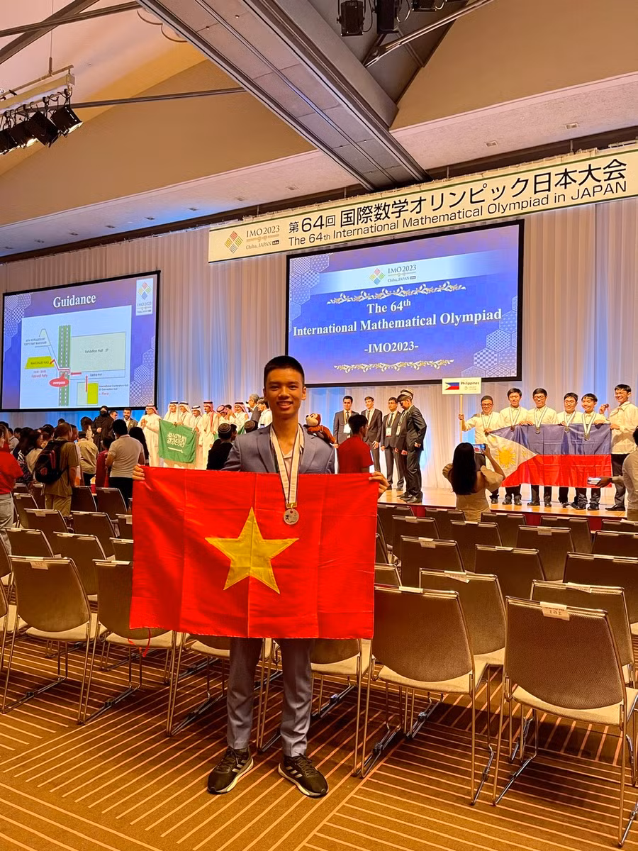 Nam sinh quê Hà Giang rất vui và tự hào khi cùng với các bạn trong đội tuyển thi đấu hết mình để giúp Việt Nam đứng thứ 6 toàn đoàn với 2 HCV, 2 HCB và 2 HCĐ. Ảnh: NVCC.