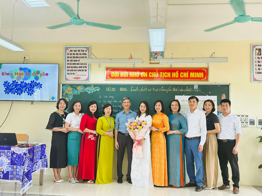 Các đại biểu chúc mừng thành công tiết dạy STEM của cô giáo Trường THCS Thụy An về "Tính chất và sự chuyển thể của chất". Các đại biểu chúc mừng thành công tiết dạy STEM của cô giáo Trường THCS Thụy An về "Tính chất và sự chuyển thể của chất".