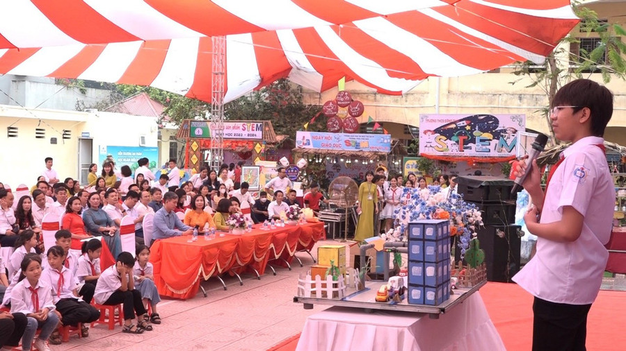 Học sinh thuyết trình về sản phẩm STEM của đơn vị mình. Học sinh thuyết trình về sản phẩm STEM của đơn vị mình.