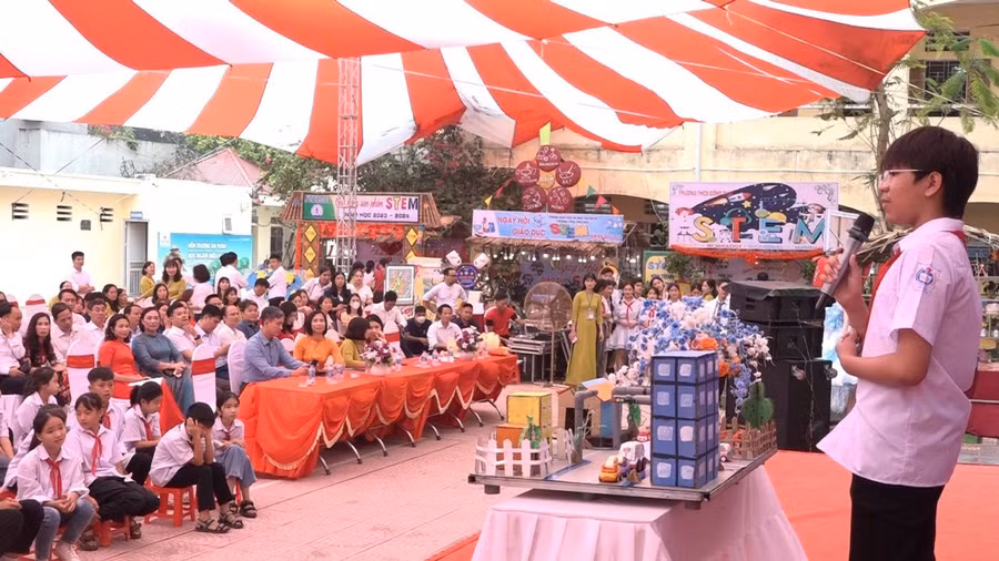 Học sinh thuyết trình về sản phẩm STEM của đơn vị mình.