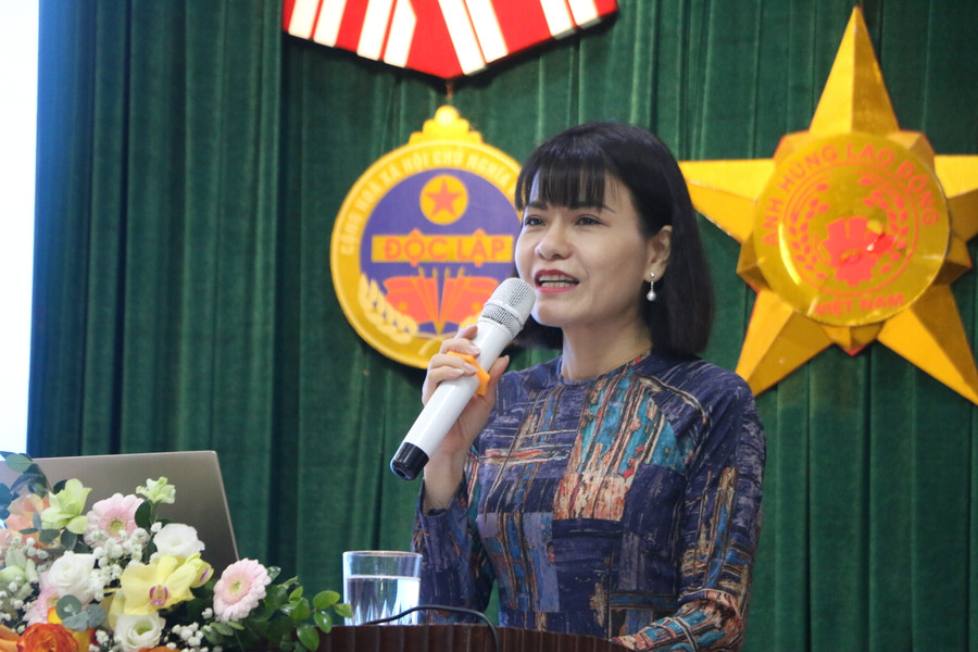 Cô Nguyễn Thị Nhiếp - Hiệu trưởng Trường THPT Chu Văn An trình bày tóm tắt dự thảo Đề án.