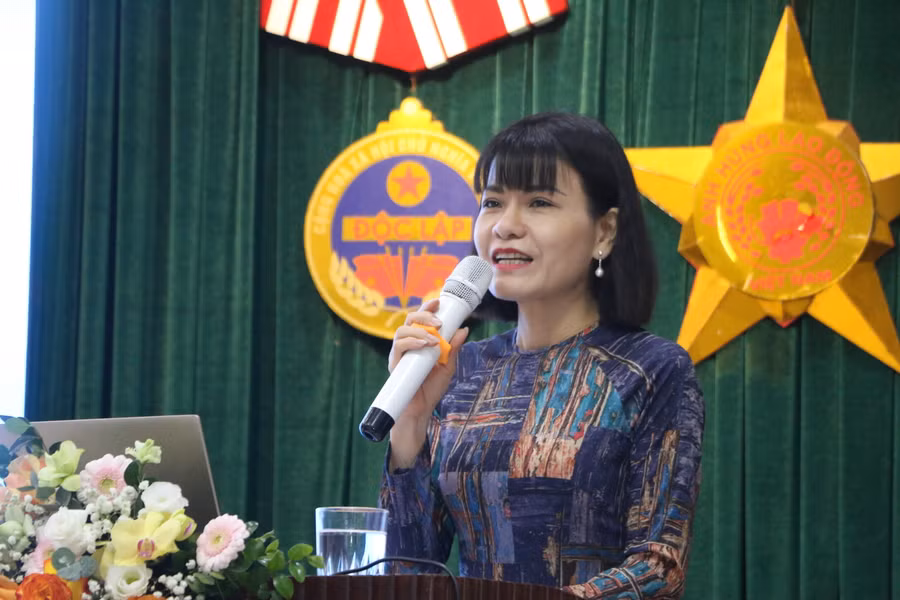 Cô Nguyễn Thị Nhiếp - Hiệu trưởng Trường THPT Chu Văn An trình bày tóm tắt dự thảo Đề án.