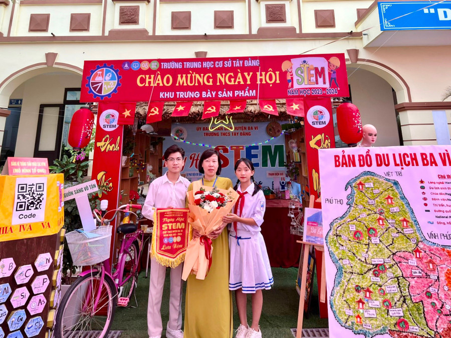 Cô Đặng Thúy Hà và các em học sinh tại gian trại của Trường THCS Tây Đằng. Cô Đặng Thúy Hà và các em học sinh tại gian trại của Trường THCS Tây Đằng.