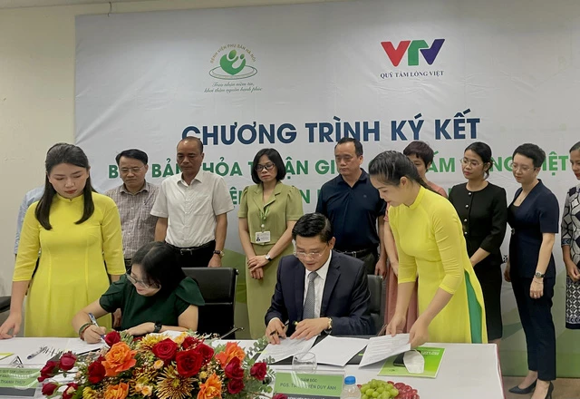 Bà Vũ Thanh Thủy - Tổng biên tập Báo Điện tử VTV News, Giám đốc quỹ Tấm lòng Việt – Đài THVN và Thầy thuốc nhân dân, PGS.TS.BS Nguyễn Duy Ánh - Giám đốc Bệnh viện Phụ Sản Hà Nội ký kết thỏa thuận.