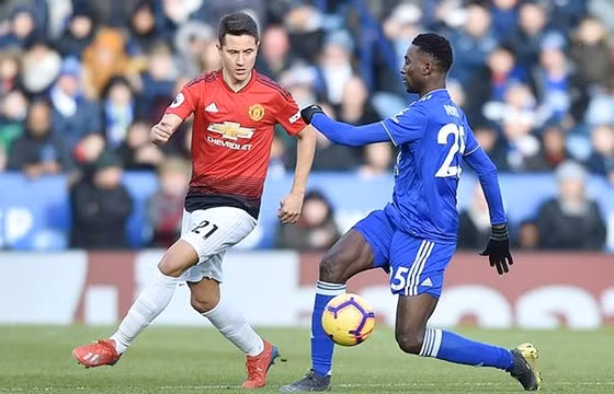 Ander Herrera (áo đỏ) bất ngờ thay đổi ý định cam kết tương lai với Man.United