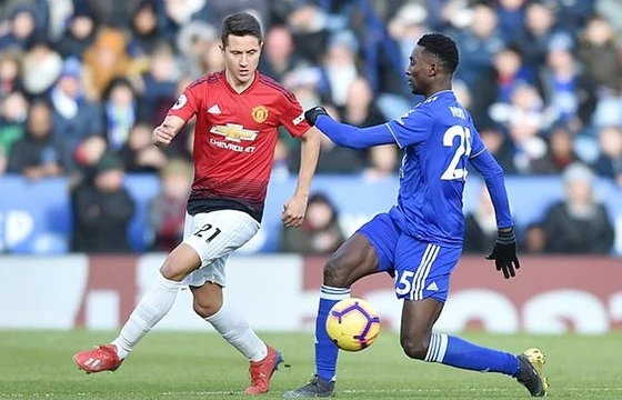 Ander Herrera (áo đỏ) bất ngờ thay đổi ý định cam kết tương lai với Man.United