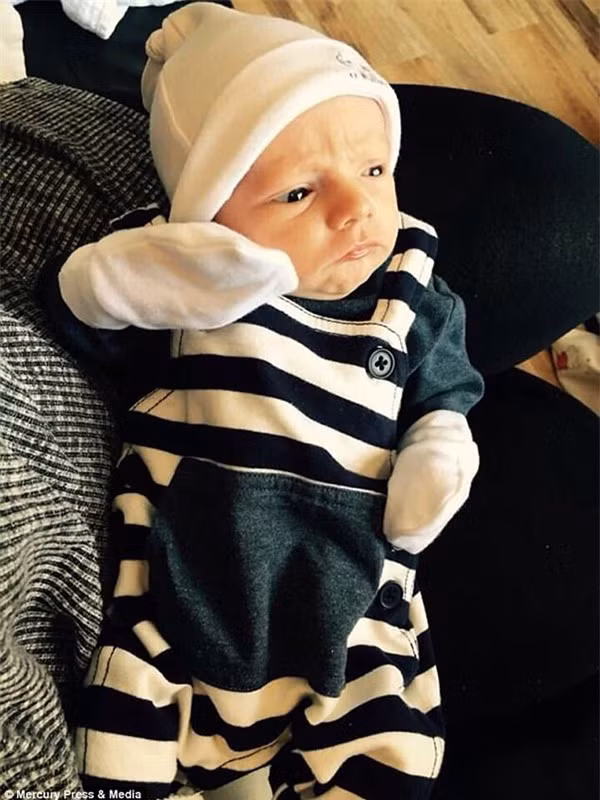 Cười nghiêng ngả với em bé vừa lọt lòng đã "hờn cả thế giới" ảnh 3