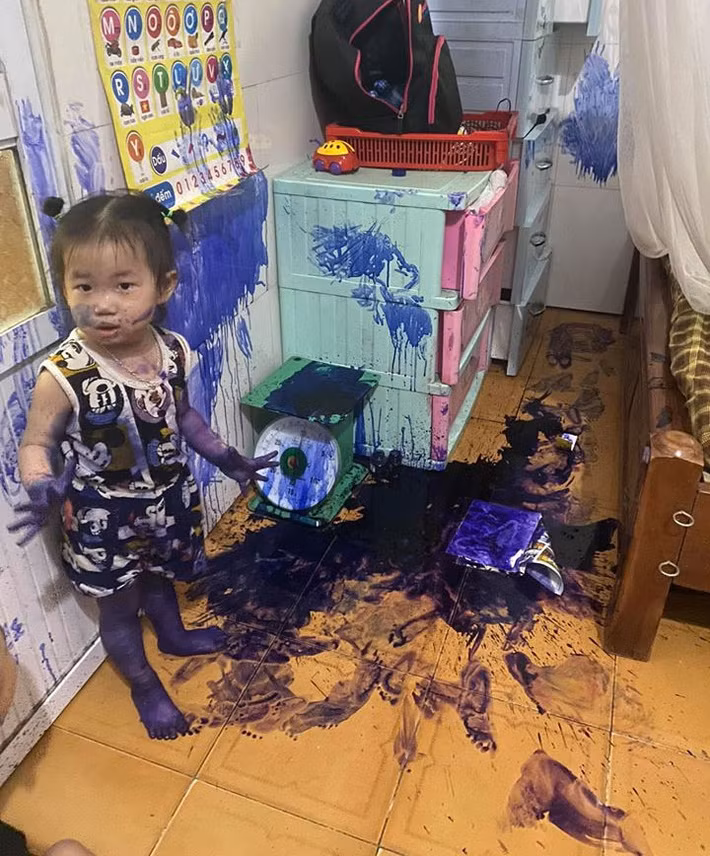 "Con có làm gì đâu, lọ mực nó tự đổ lên người con đấy chứ!".