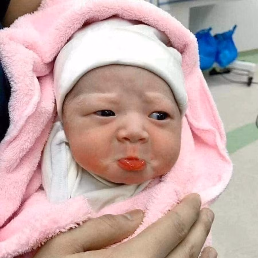 Cười nghiêng ngả với em bé vừa lọt lòng đã "hờn cả thế giới" ảnh 7