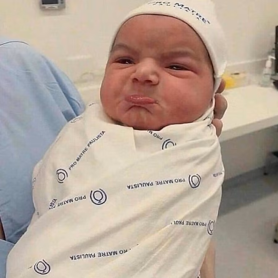 Cười nghiêng ngả với em bé vừa lọt lòng đã "hờn cả thế giới" ảnh 6