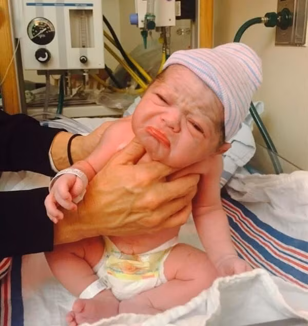 Cười nghiêng ngả với em bé vừa lọt lòng đã "hờn cả thế giới" ảnh 5