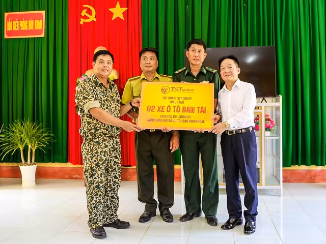 Lãnh đạo tỉnh Cà Mau và lãnh đạo Tập đoàn T&amp;T Group tặng quà cho cán bộ chiến sỹ các lực lượng đang làm nhiệm vụ trên đảo Hòn Khoai