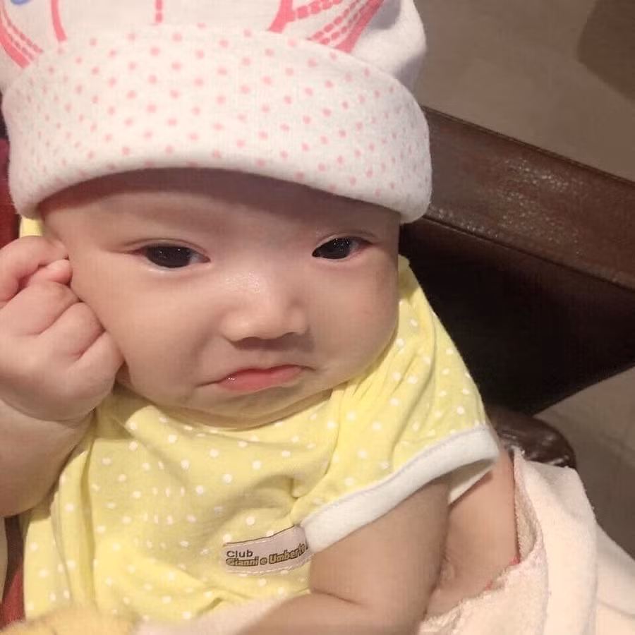 Cười nghiêng ngả với em bé vừa lọt lòng đã "hờn cả thế giới" ảnh 8