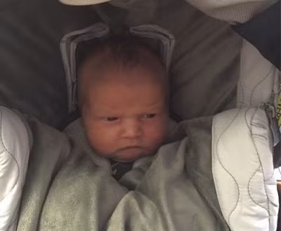 Cười nghiêng ngả với em bé vừa lọt lòng đã "hờn cả thế giới" ảnh 1