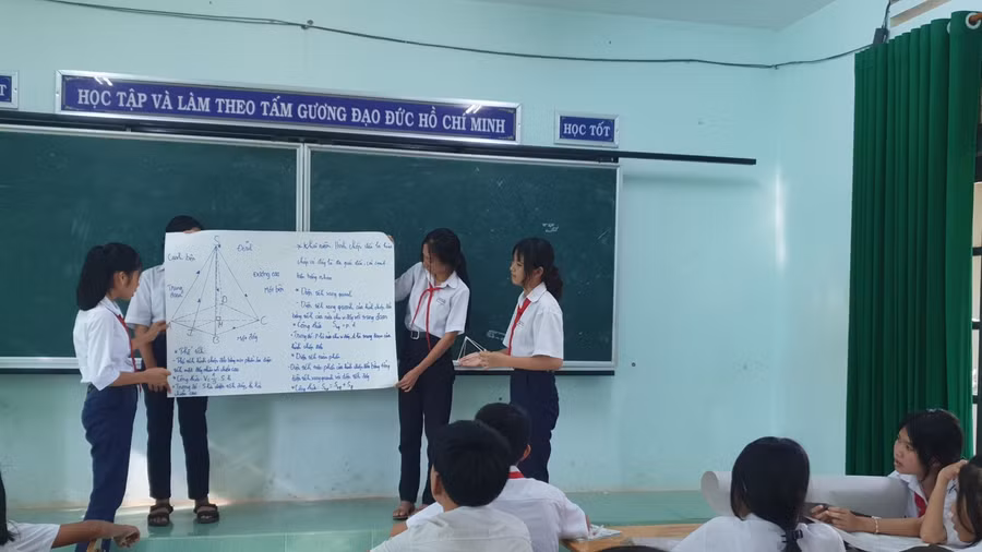 Cô Đặng Thị Chi cho biết, nhà trường rất quan tâm đầu tư trang thiết bị để ứng dụng CNTT cho các phòng học dạy lớp 6.