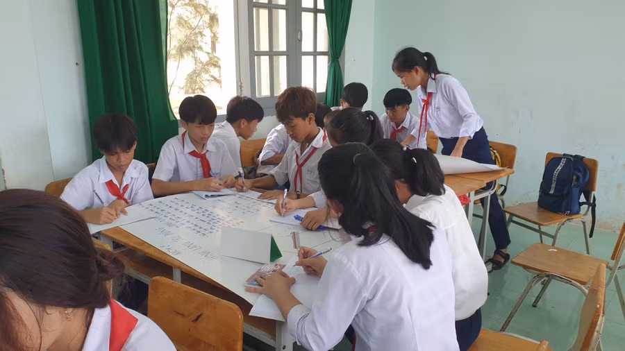 Một tiết học của học sinh Trường THCS Tam Thanh, huyện Phú Quý. Ảnh: NTCC.