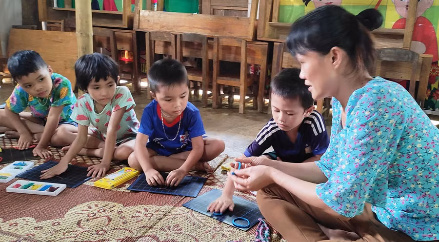 Cô và trò ở điểm lẻ bản Mé, Trường Mầm non Thanh Xuân, huyện Quan Hóa.