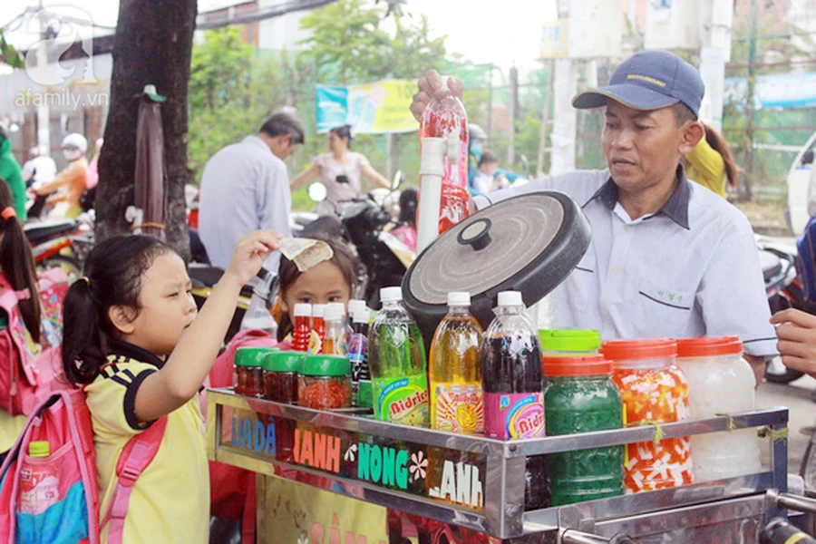 Loại bỏ hàng rong quanh cổng trường