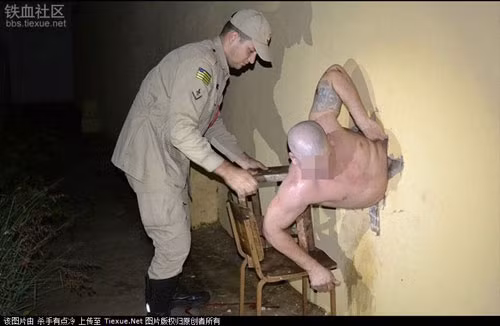 vuot nguc bat thanh, con bi mac ket voi doc chiec quan sip tren nguoi hinh anh 5