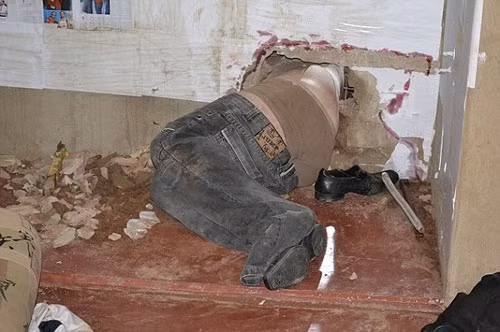 vuot nguc bat thanh, con bi mac ket voi doc chiec quan sip tren nguoi hinh anh 2