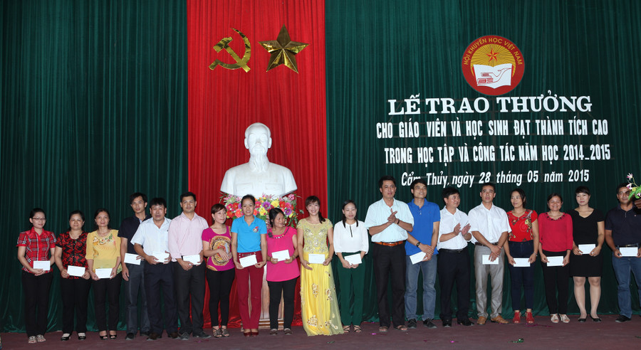 Trao thưởng cho các giáo viên đạt thành tích trong năm học 2014-2015. Ảnh: Nguyễn Quỳnh