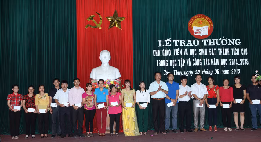 Trao thưởng cho các giáo viên đạt thành tích trong năm học 2014-2015. Ảnh: Nguyễn Quỳnh