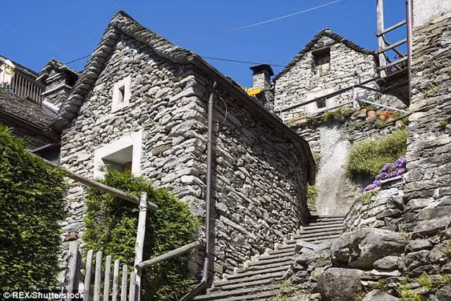  Các ngôi nhà bằng đá cổ kính. 