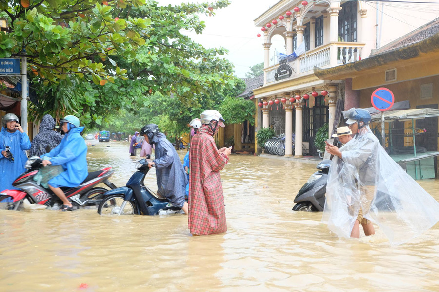Tuyến đường Hoàng Diệu cũng ngập sâu. Tuyến đường Hoàng Diệu cũng ngập sâu.