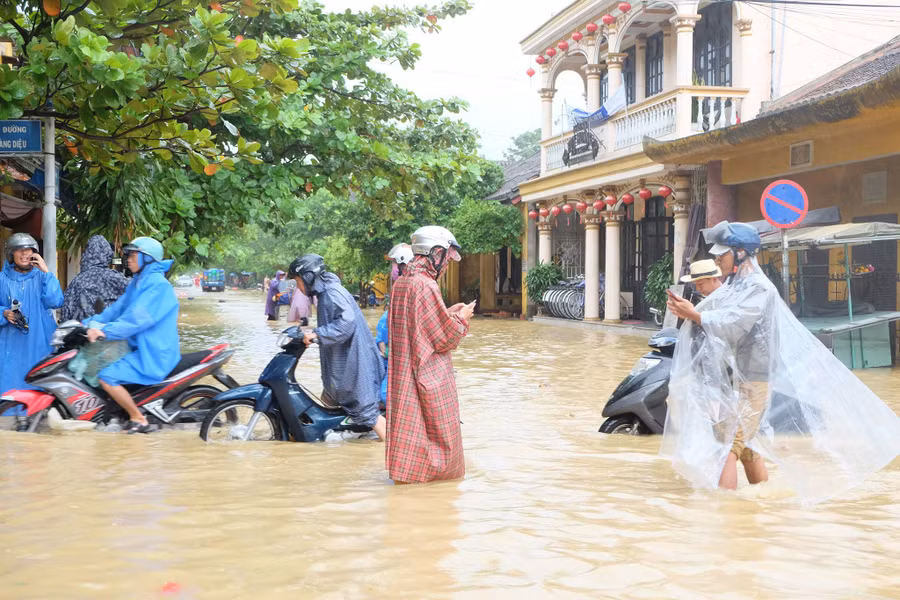 Tuyến đường Hoàng Diệu cũng ngập sâu.
