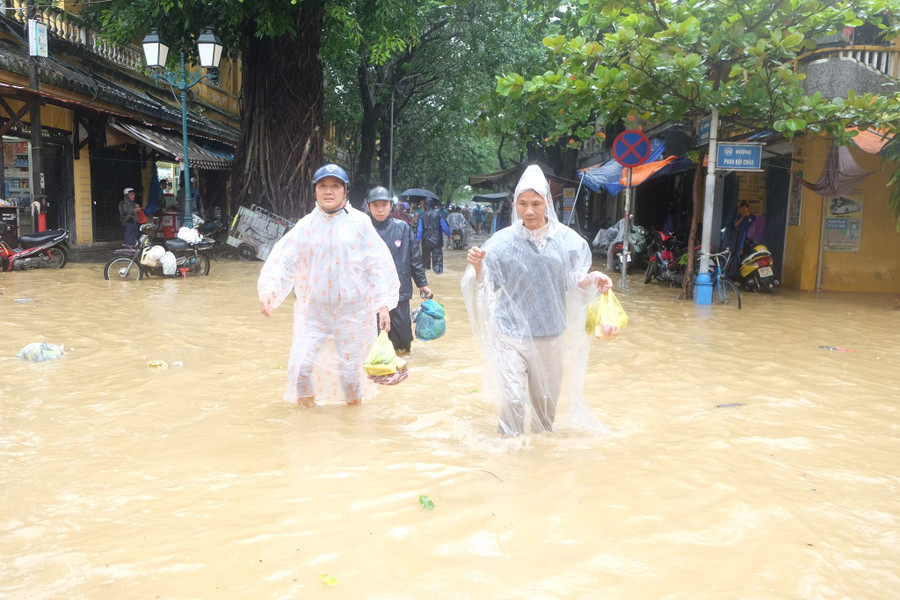Người dân lội bộ trên tuyến đường Phan Bội Châu. Người dân lội bộ trên tuyến đường Phan Bội Châu.