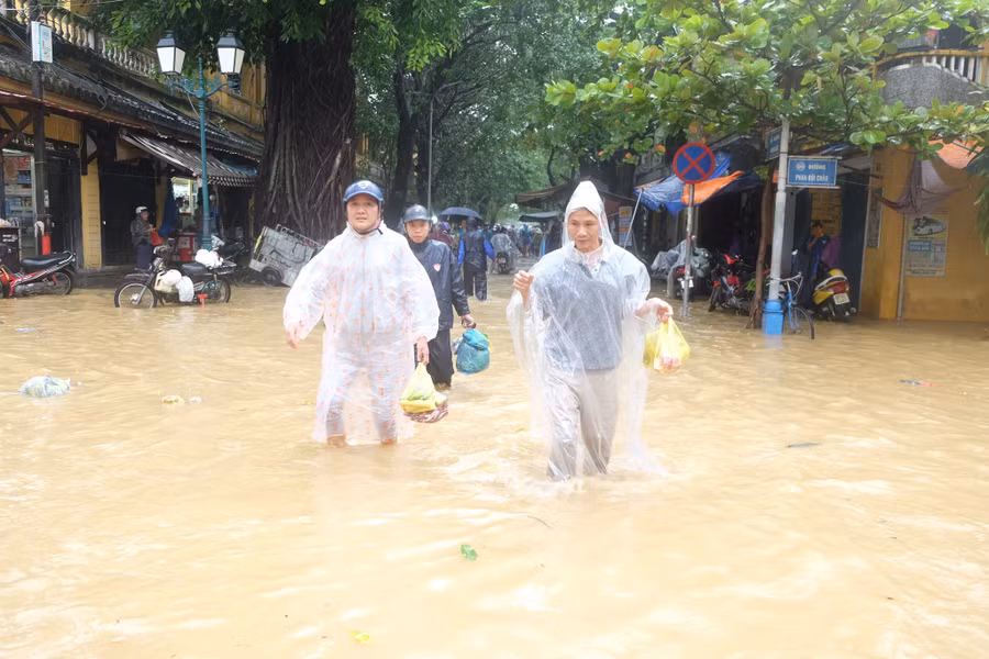 Người dân lội bộ trên tuyến đường Phan Bội Châu.