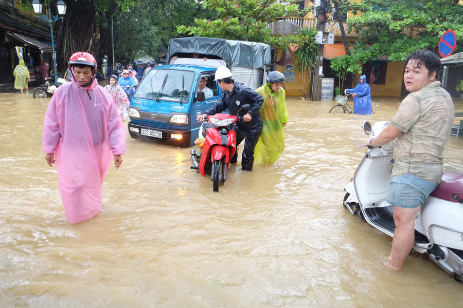 Nước lũ tiếp tục dâng cao, người dân Hội An tất bật ứng phó. Nước lũ tiếp tục dâng cao, người dân Hội An tất bật ứng phó.