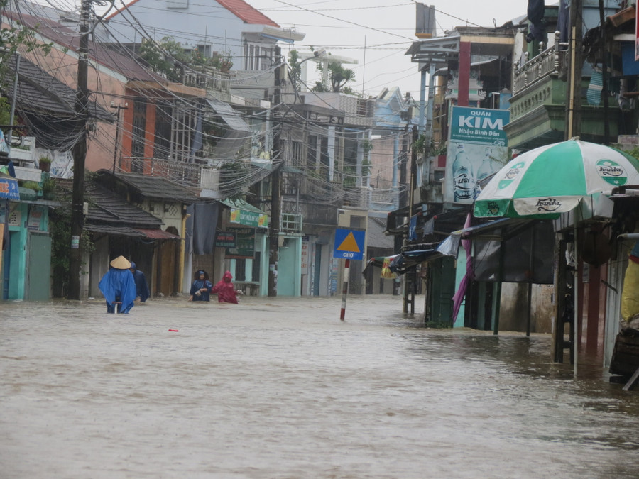 Nước tràn vào nhà dân xã Hương Vinh