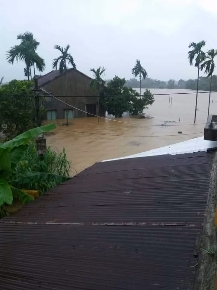 Nhiều nơi ở huyện Đại Lộc, Duy Xuyên, Nông Sơn…nước lụt đã ngập đến nửa nhà dân.