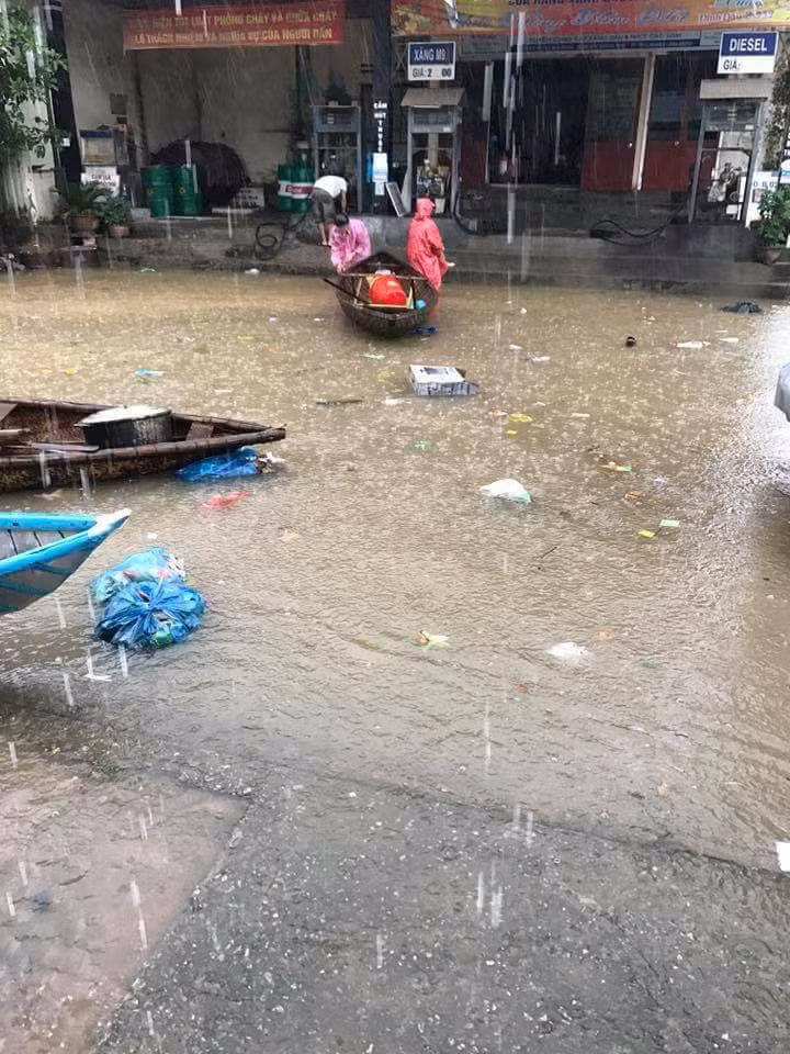 Người dân khẩn trương di dời ra khỏi vùng ngập sâu.