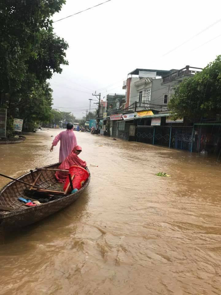 Người dân tất bật di dời, bảo vệ tài sản. Người dân tất bật di dời, bảo vệ tài sản.