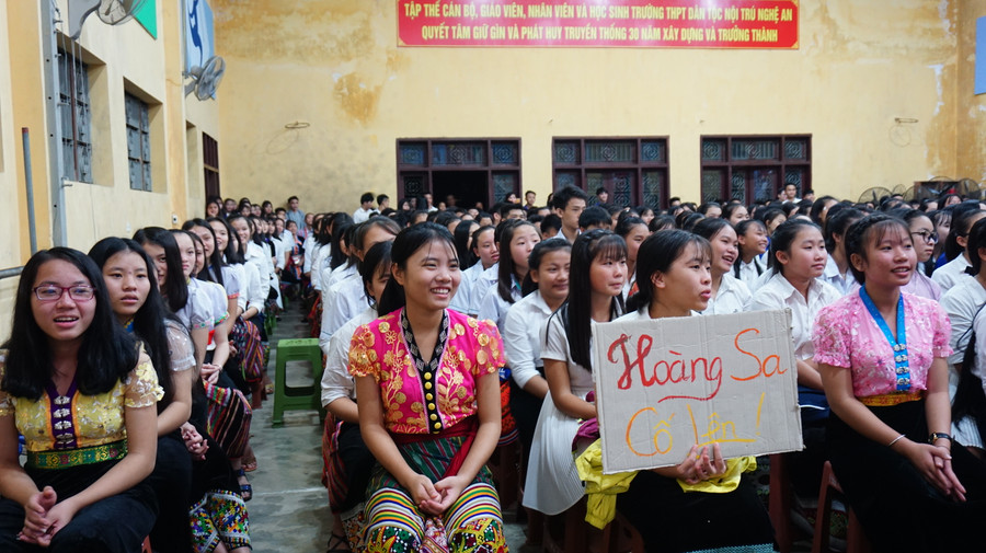 Đông đảo học sinh cổ vũ cho các đội thi