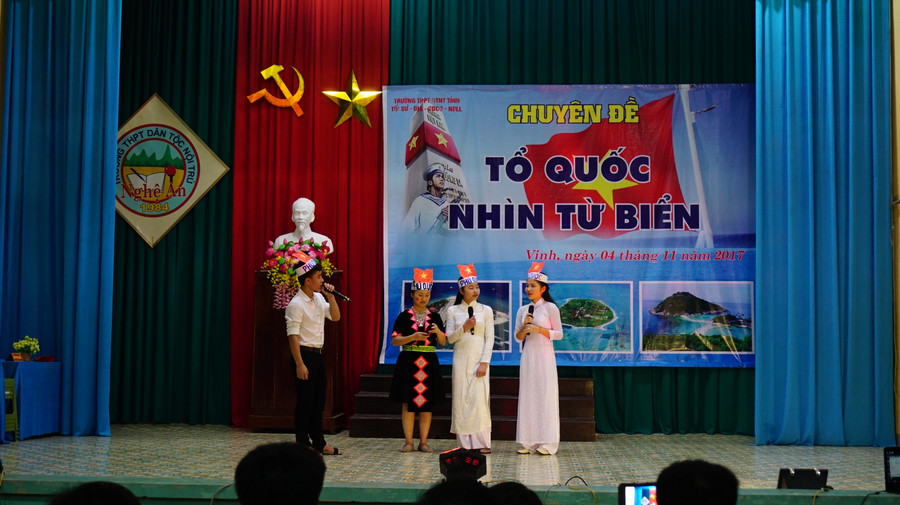 Các đội thi trả lời những câu hỏi liên quan đến chủ đề biển đảo