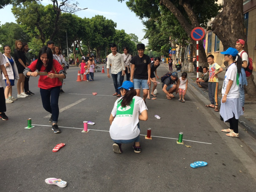 Thanh thiếu niên và cộng đồng hào hứng với trò chơi và kiến thức thu thập được.