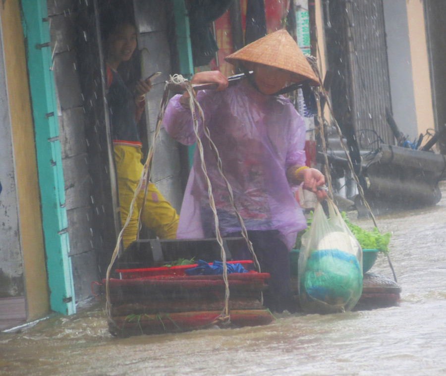 Mưu sinh ngày mưa lũ