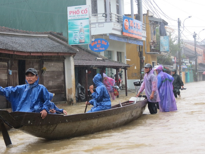 Đường về xã Hương Vinh thị xã Hương Trà ngập lụt