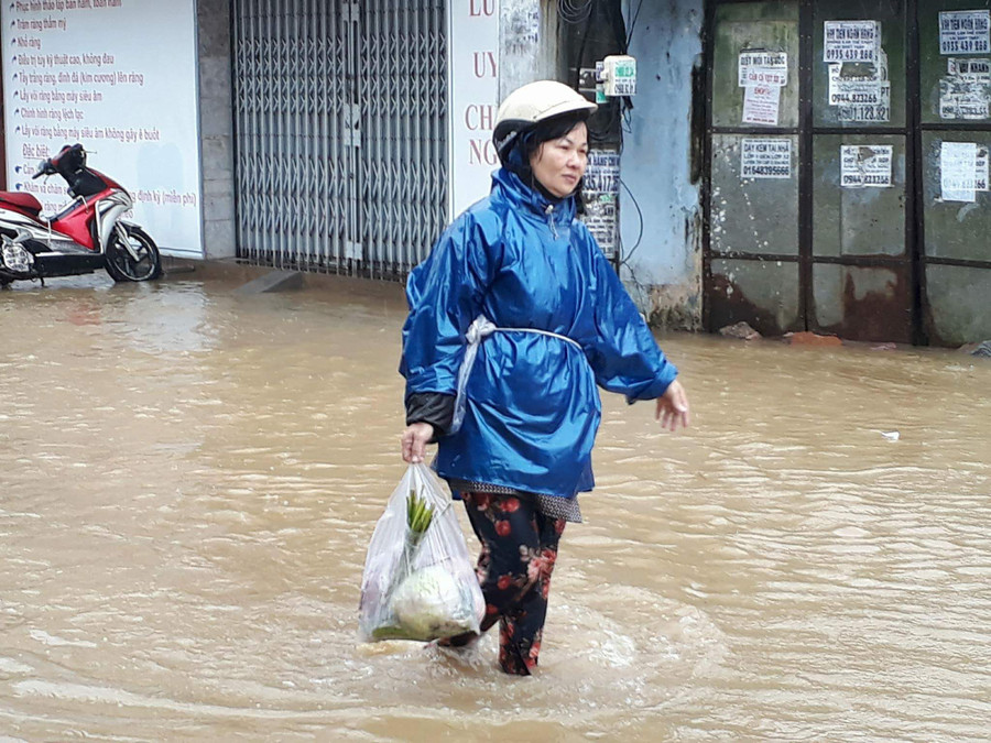 Đi chợ dự trũ lương thực đón lũ Đi chợ dự trũ lương thực đón lũ