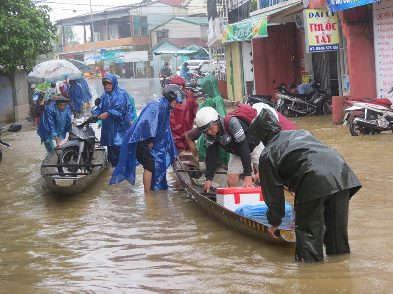 Trở về nhà tránh lũ bằng ghe, đò