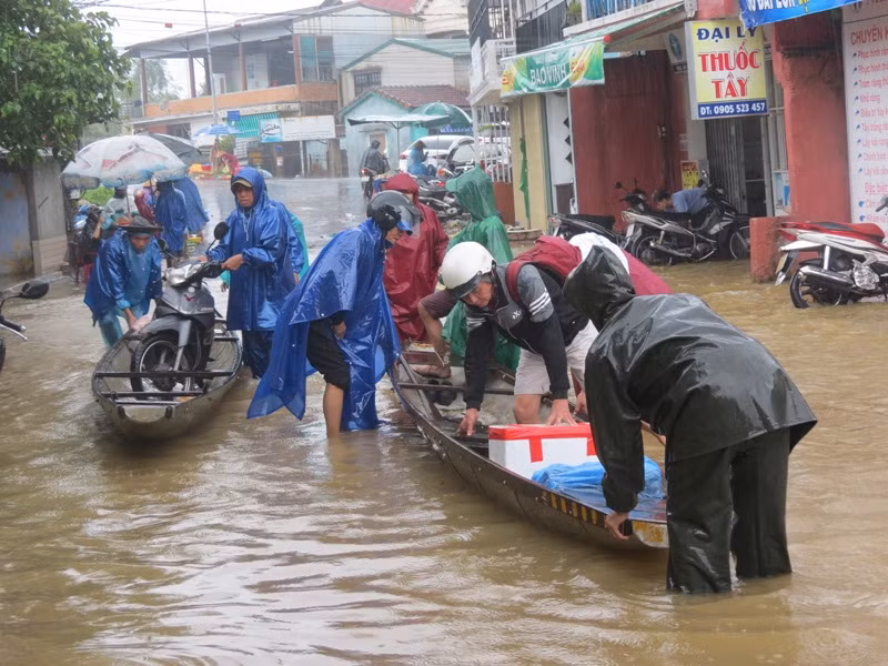 Trở về nhà tránh lũ bằng ghe, đò